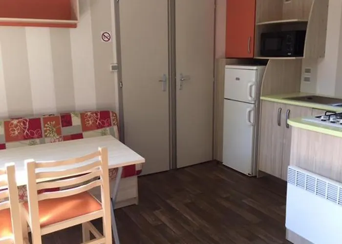 Mobil Avec Terrasse - 4 Pers. - Api-1-52-1595 Kamp alanı